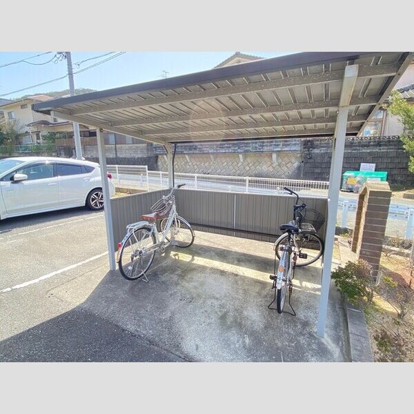 現地周辺 (駐輪場)