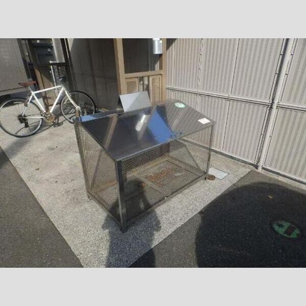 現地周辺 (敷地内ゴミステーション)