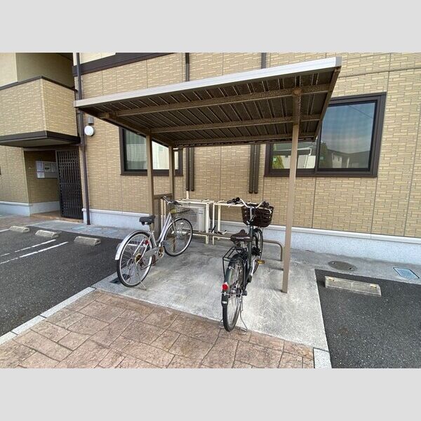 現地周辺 (駐輪場)