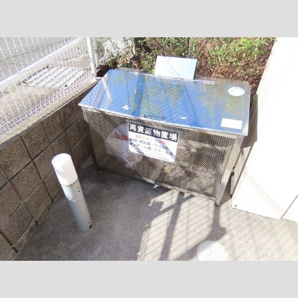 現地周辺 (敷地内ゴミステーション)