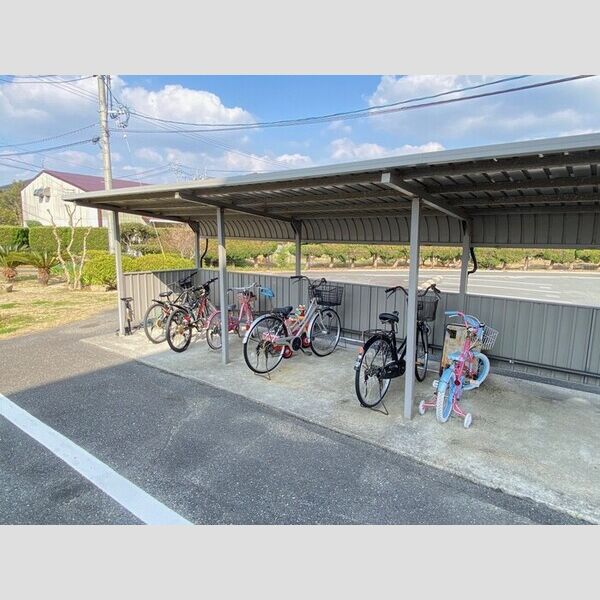 現地周辺 (駐輪場)