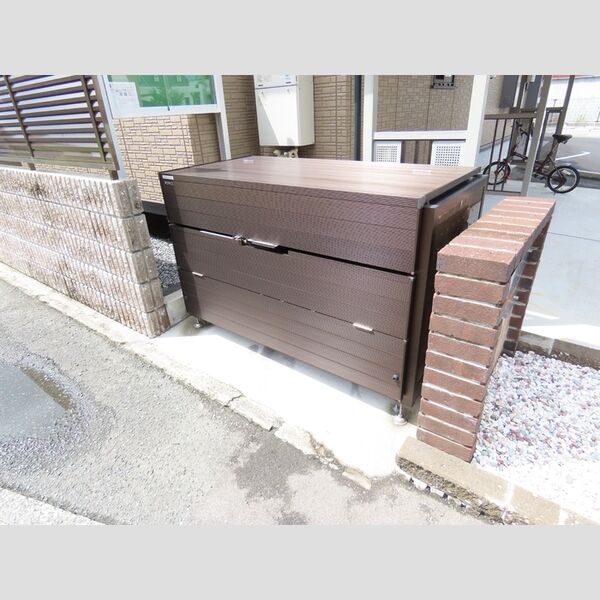 現地周辺 (敷地内ゴミステーション)