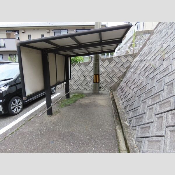 現地周辺 (駐輪場)