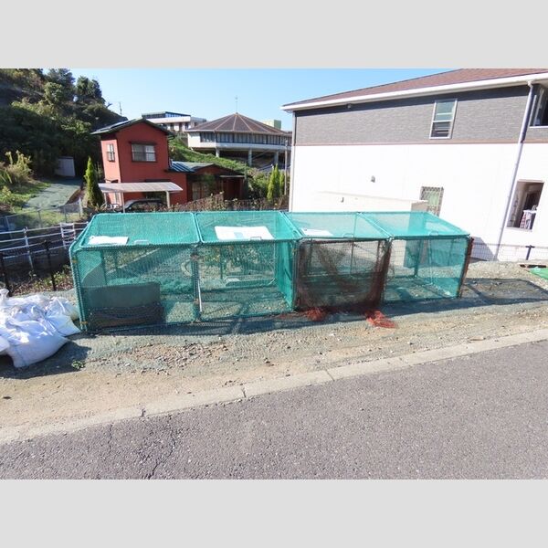 現地周辺 (敷地内ゴミステーション)