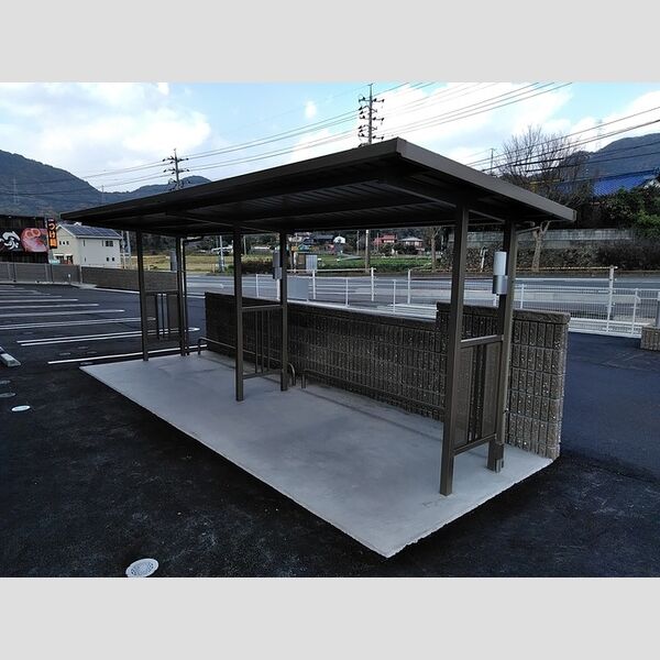 現地周辺 (駐輪場)