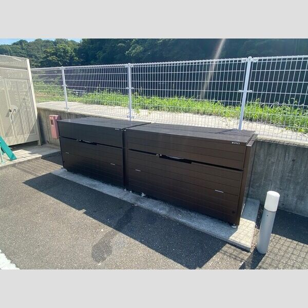 現地周辺 (敷地内ゴミ庫)