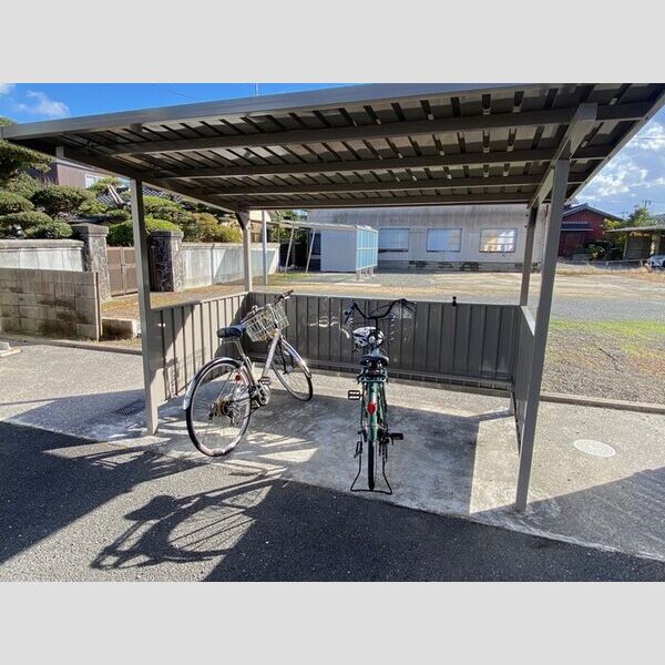 現地周辺 (駐輪場)