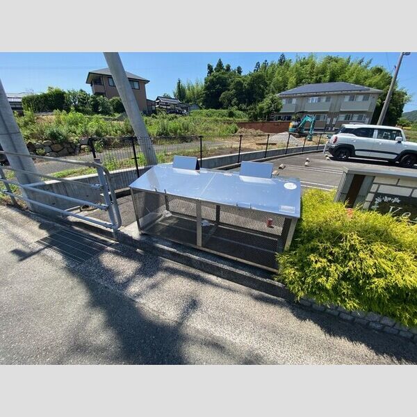 現地周辺 (専用ゴミ庫)