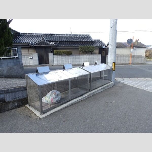 現地周辺 (敷地内ゴミステーション)