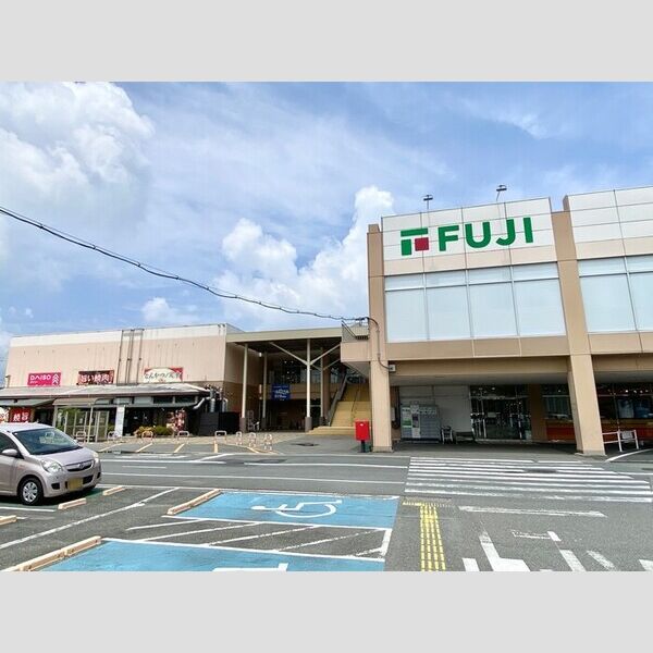現地周辺 (フジ長門店(216m))