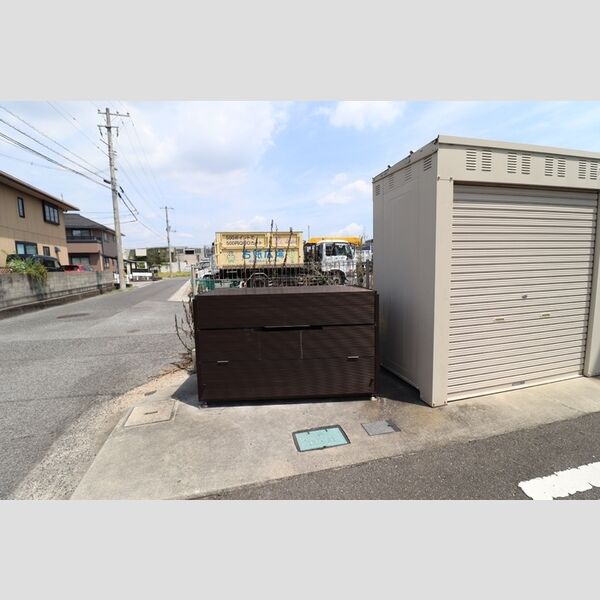 現地周辺 (ゴミ庫)