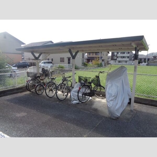 現地周辺 (駐輪場)