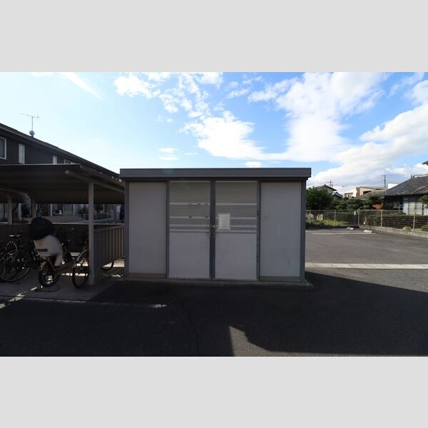 現地周辺 (ゴミ庫)