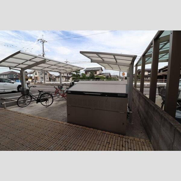 現地周辺 (ごみ庫)