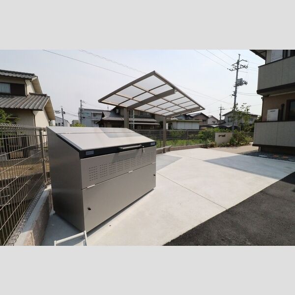 現地周辺 (ゴミ庫・駐輪場)