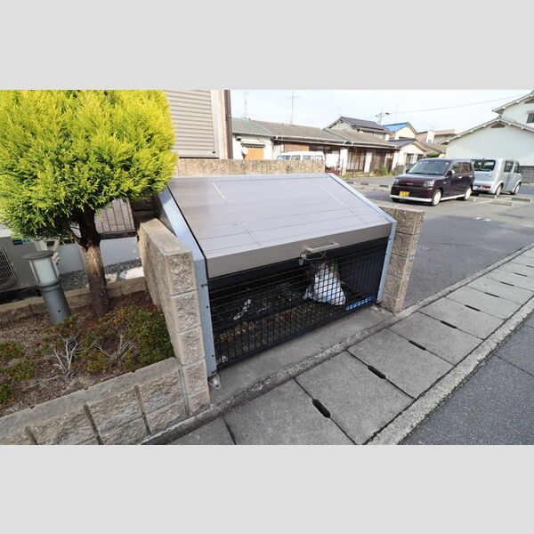 現地周辺 (ゴミ庫)