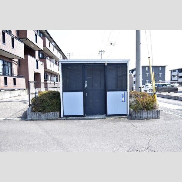 現地周辺 (ゴミ置場)