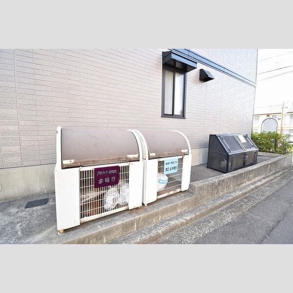 現地周辺 (ゴミ庫)