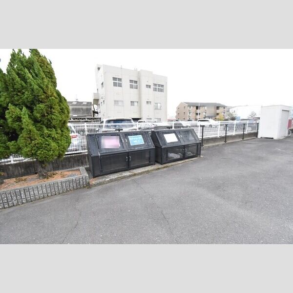 現地周辺 (ゴミ庫)