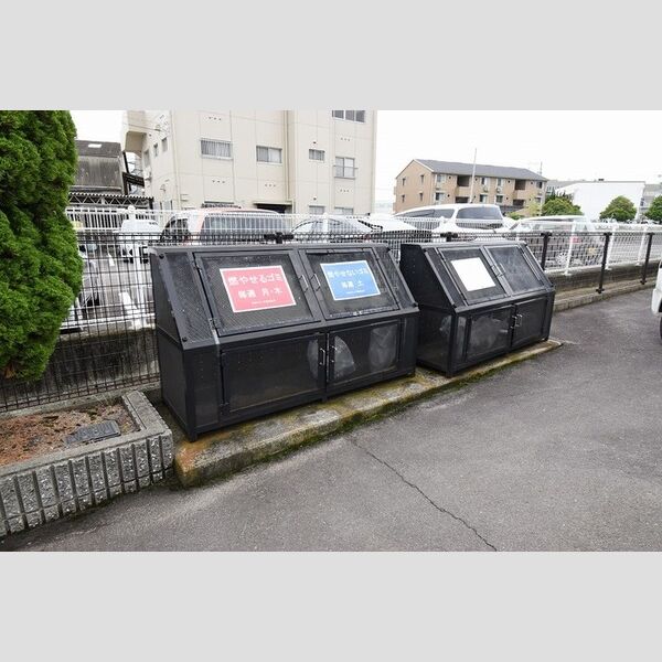 現地周辺 (ゴミ庫)