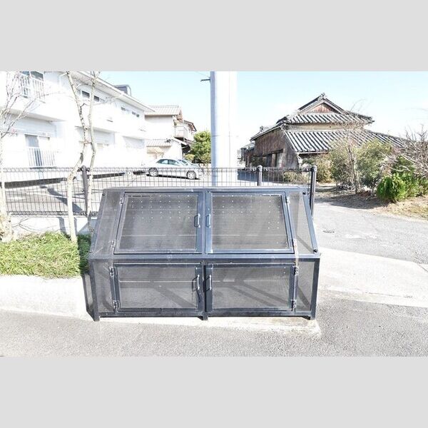 現地周辺 (ゴミストッカー)