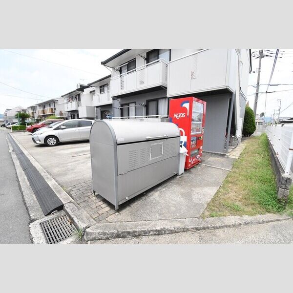 現地周辺 (ゴミ庫)