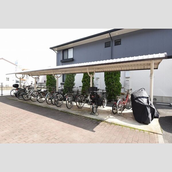 現地周辺 (駐輪場)