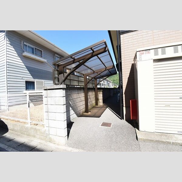 現地周辺 (駐輪場)