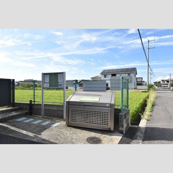 現地周辺 (ゴミ置場・お知らせ板)