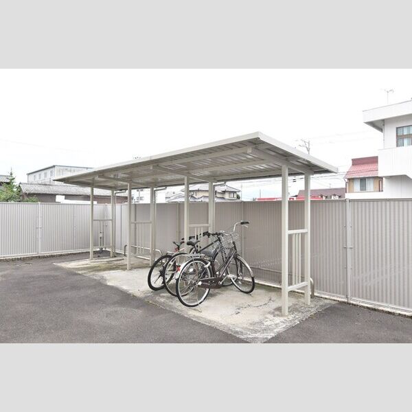 現地周辺 (駐輪場)