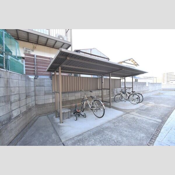 現地周辺 (駐輪場)