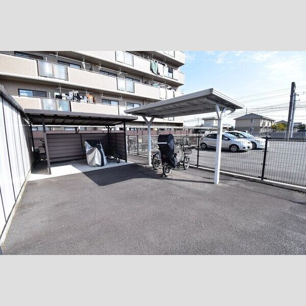 現地周辺 (駐輪場)