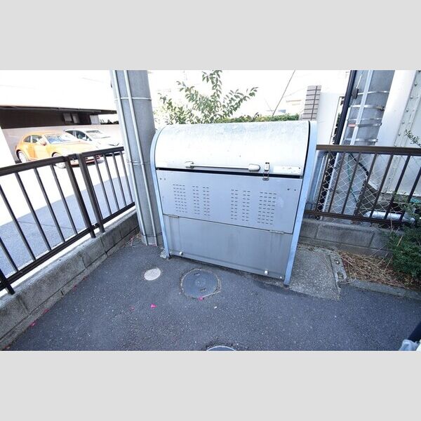 現地周辺 (ゴミ置場)