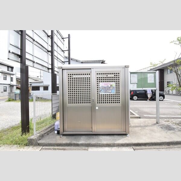 現地周辺 (ゴミ庫)