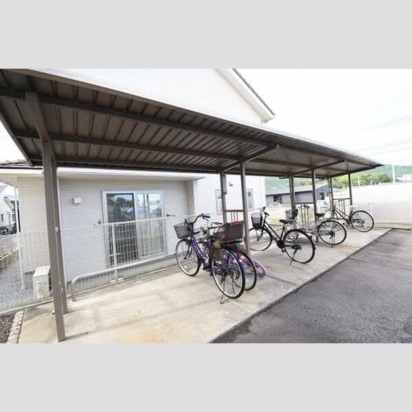 現地周辺 (駐輪場)