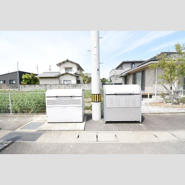 現地周辺 (ゴミ庫)