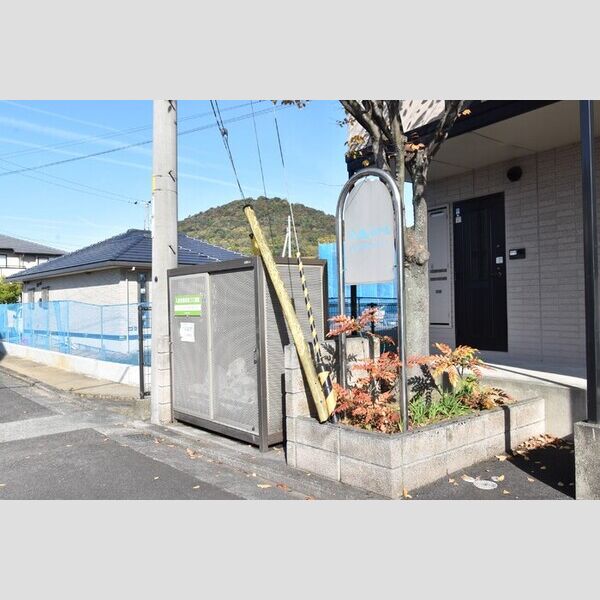 現地周辺 (銘板・ゴミ置場)