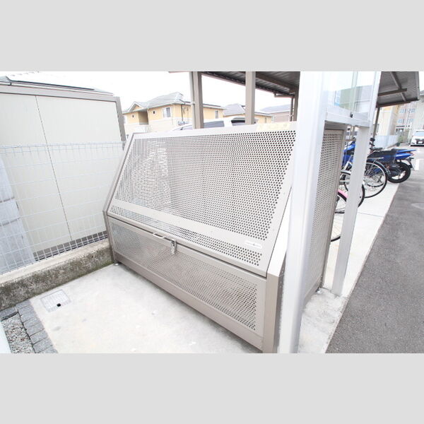 現地周辺 (ゴミ庫)