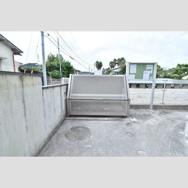 現地周辺 (ゴミ置場)