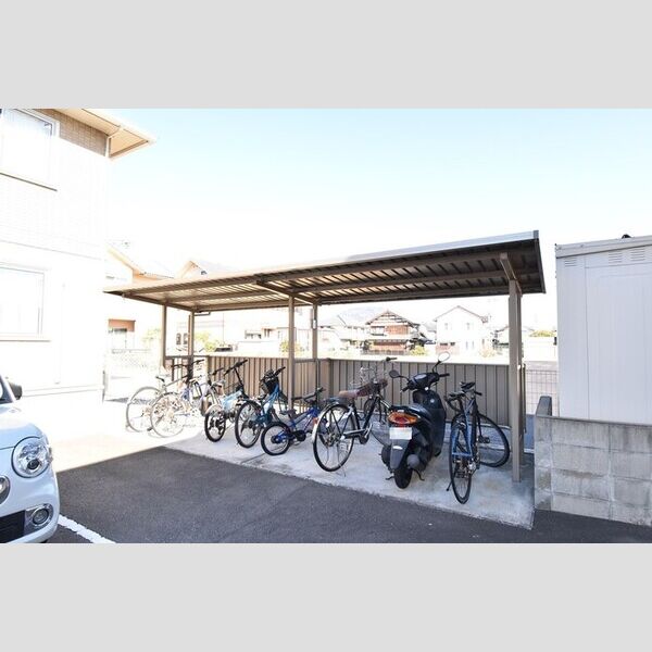 現地周辺 (駐輪場)