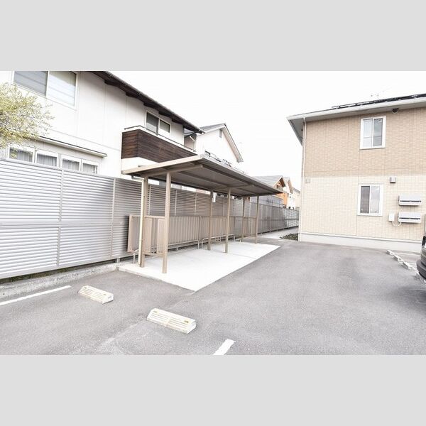 現地周辺 (駐輪場)