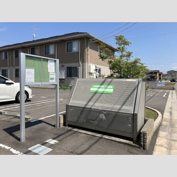 現地周辺 (ゴミ置場・お知らせ板)