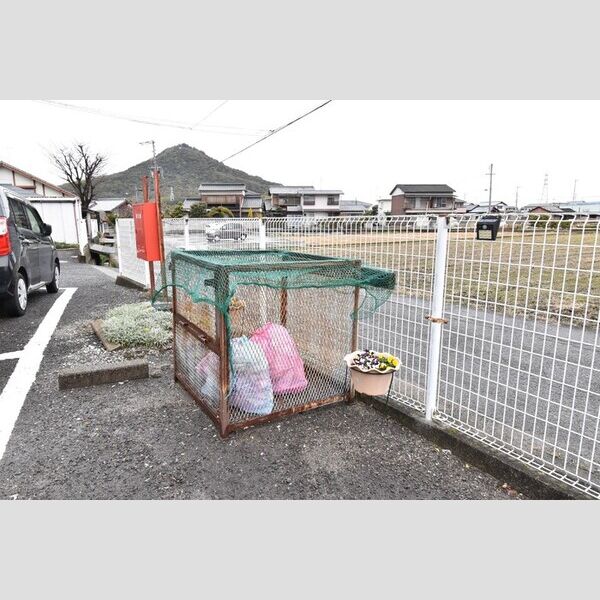 現地周辺 (ゴミ庫)