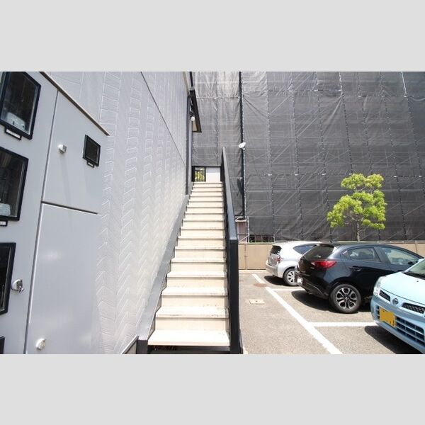 現地周辺 (共用階段)