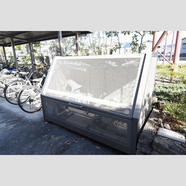 現地周辺 (ゴミ庫)