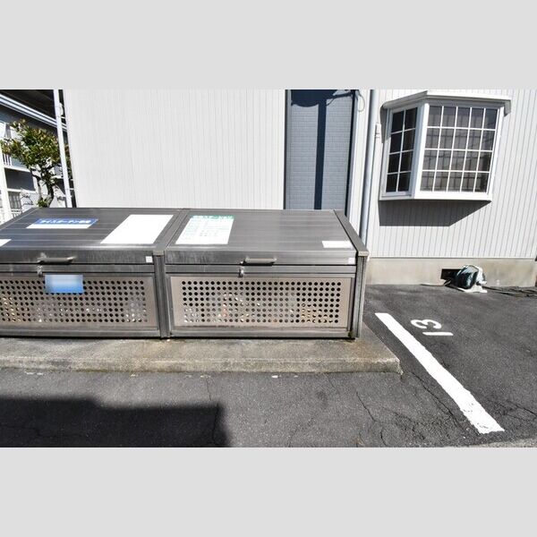 現地周辺 (ゴミ庫)