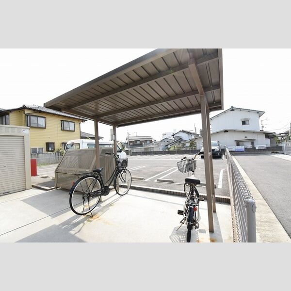 現地周辺 (駐輪場)