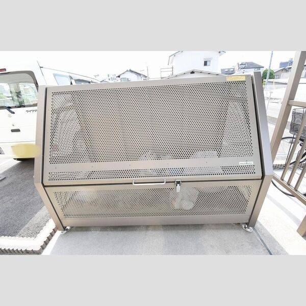 現地周辺 (ゴミ庫)