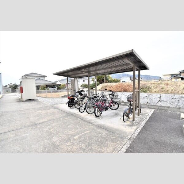 現地周辺 (駐輪場)