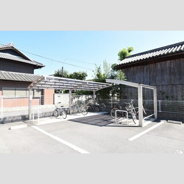 現地周辺 (駐輪場)